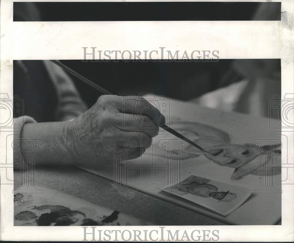 1968 Press Photo Gladys Dymond paints child at St. Annaâ€s Asyum on Prytania - Historic Images