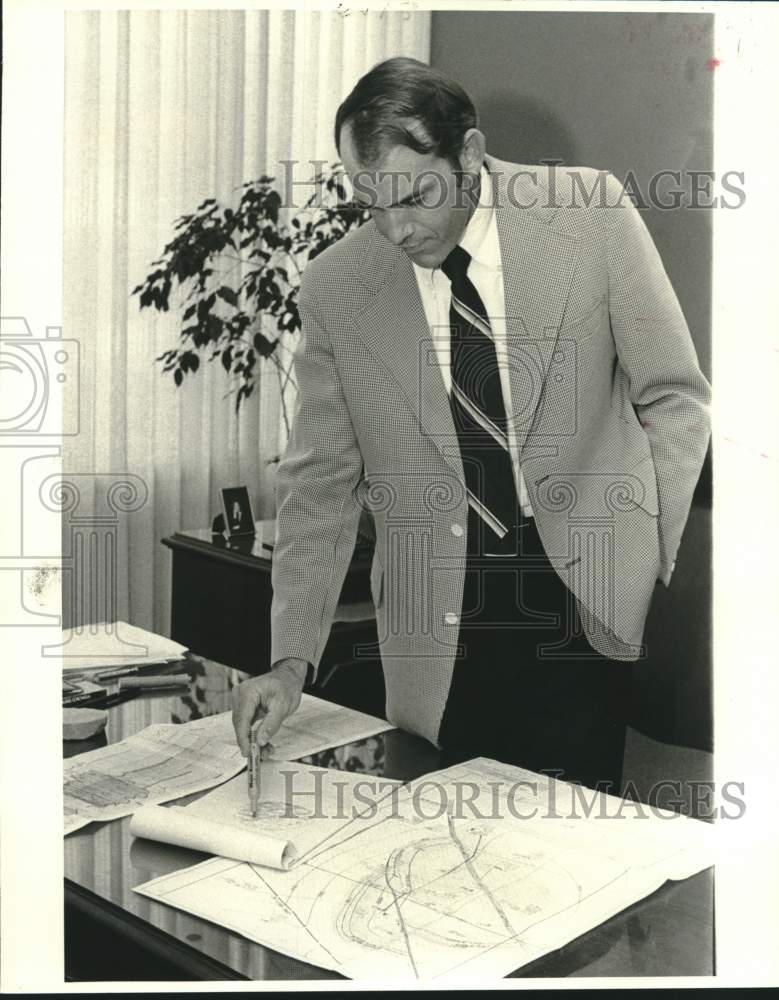 1978 Pat Riley studies structure for oil and gas reserves - Historic Images