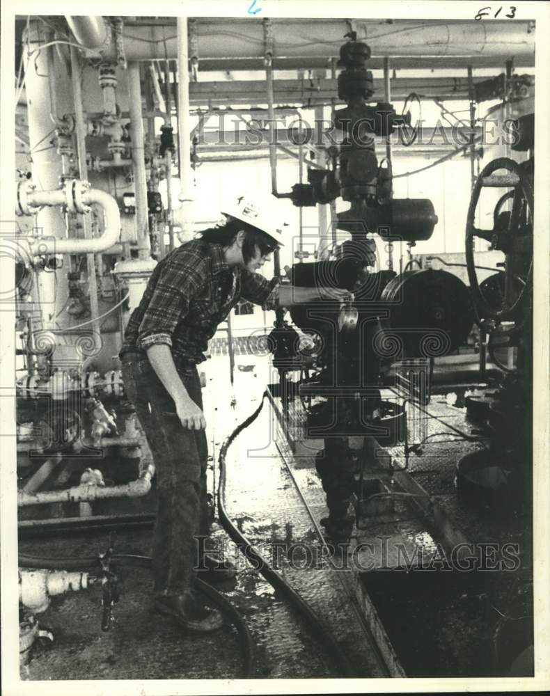 1980 Pam Roberts works on machines - Historic Images