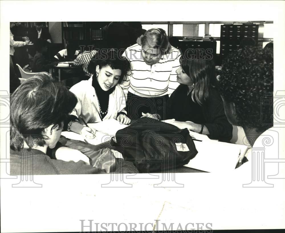 1986 Riverdale&#39;s Barbara Stott helps students at math tutoring class - Historic Images