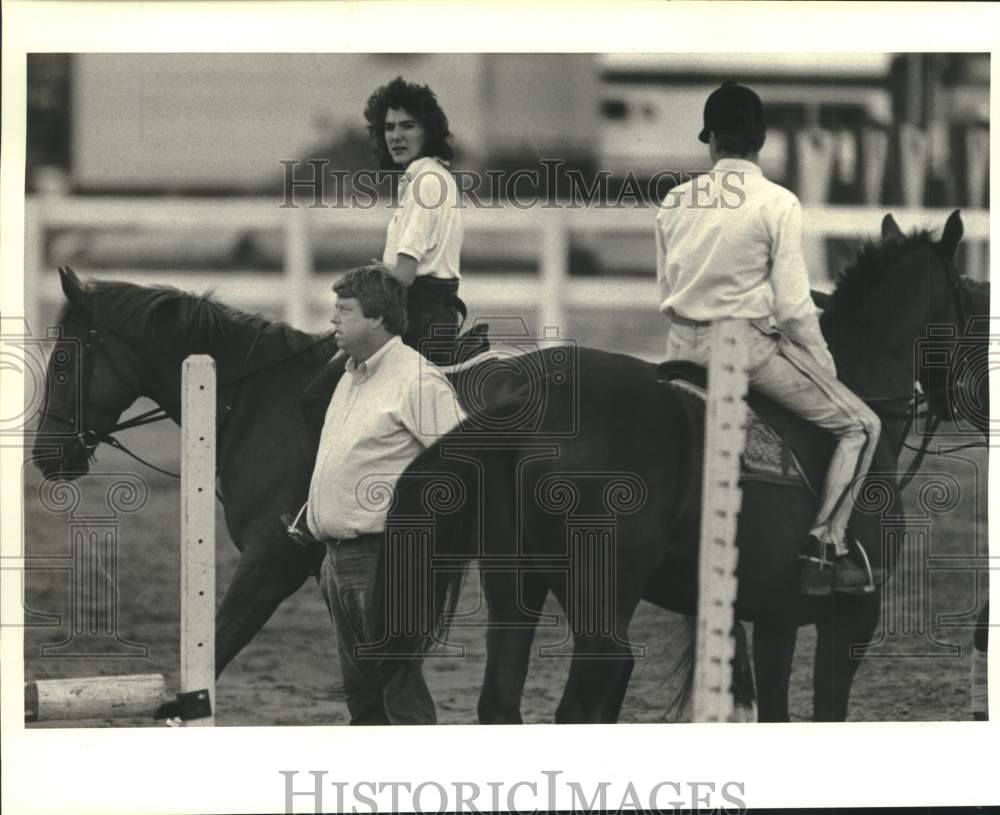 1985 Press Photo Jerome Robertson on the horse in the arena at City Park Stables - Historic Images