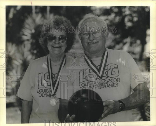 1988 Press Photo Sylvia & Val Redman Win Medals at Senior Olympics, Baton Rouge- Historic Images