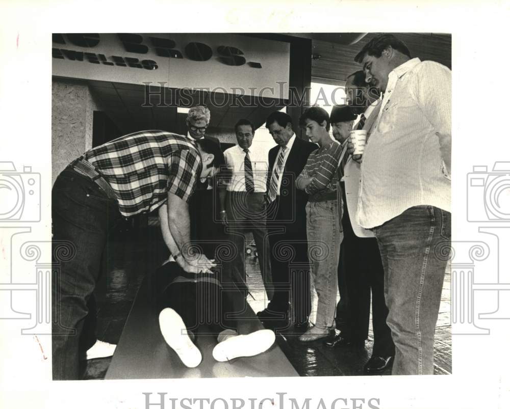 1987 Red Cross CPR demonstration at Lakeside Shopping Center. - Historic Images