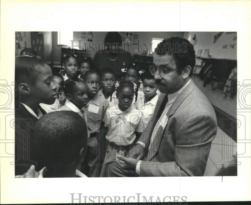 1989 Kern Reese with Moton students on black role model day - Historic Images