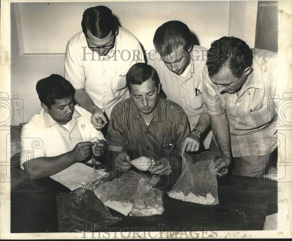 1968 Press Photo New Orleans and Jefferson Parish Narcotics agents examine cache- Historic Images