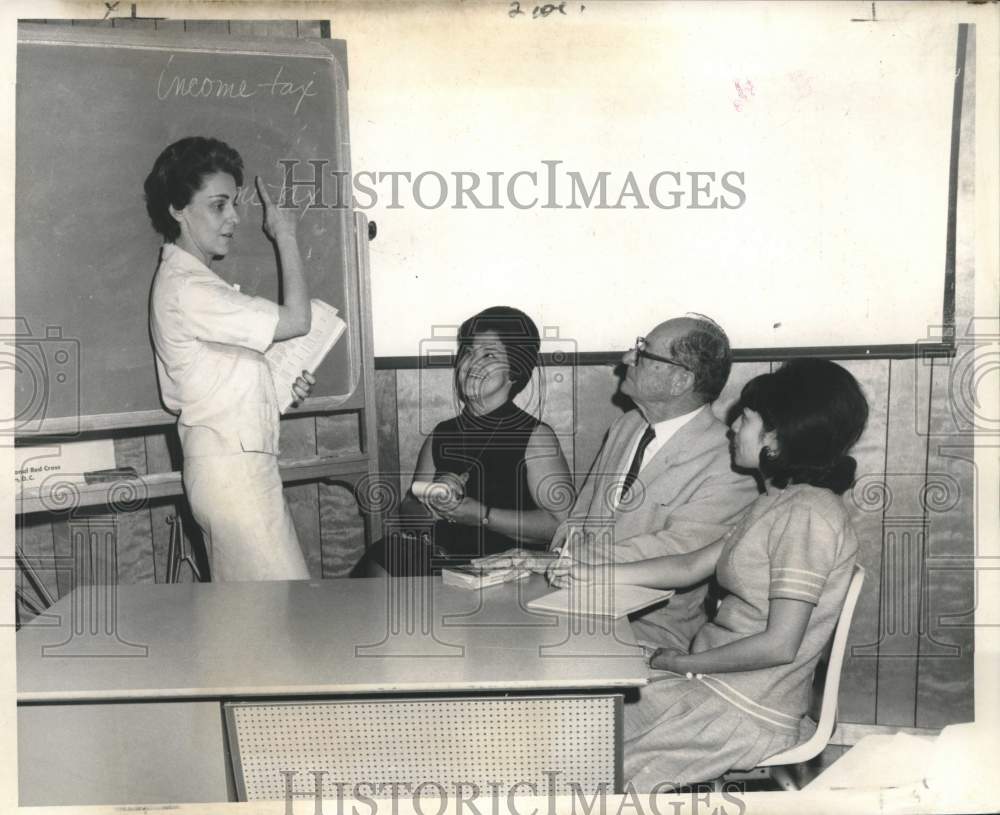 1969 Press Photo Project Reach&#39;s teacher Mrs. Philip Pizzolato with her students - Historic Images