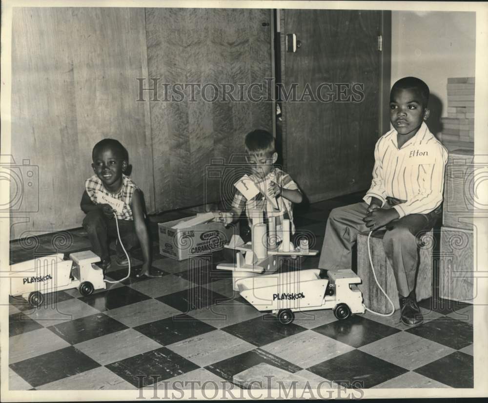 1967 Press Photo Project Pre-Kindergarten students play with toys - Historic Images