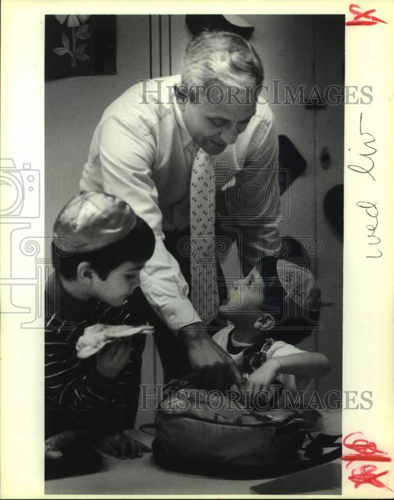 1991 Lakeshore Hebrew School Principal Vincent Scozzari and Students - Historic Images