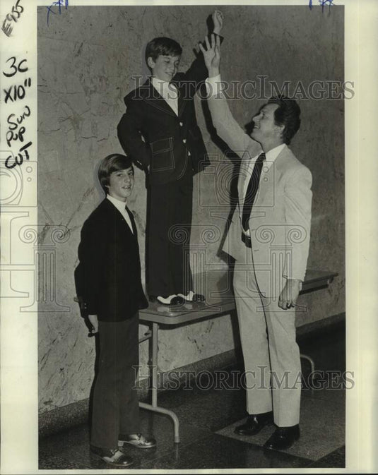 1975 Press Photo Redemptorist High School Basketball Coach Art Schmitt Sr., sons- Historic Images