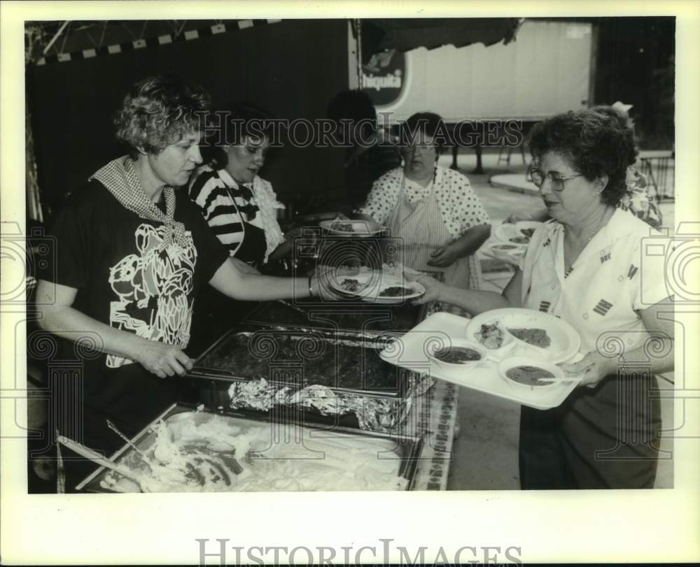 1990 Press Photo Residents during Fais-Do-Do fund raiser at St. Luke&#39;s Church- Historic Images