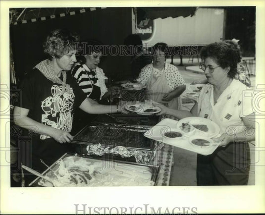 1990 Press Photo Residents during Fais-Do-Do fund raiser at St. Luke's Church- Historic Images