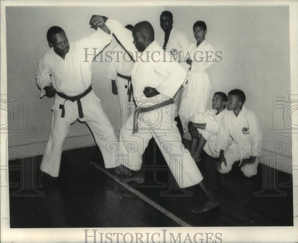 1968 Press Photo E. B. Lumzy, Karate instructor, Dryades Street Y spars Student - Historic Images