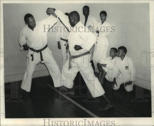 1968 Press Photo E. B. Lumzy, Karate instructor, Dryades Street Y spars Student - Historic Images