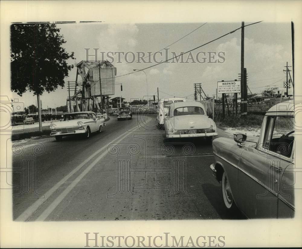 1964 Press Photo Cars headed toward Seabrook bridge - Historic Images