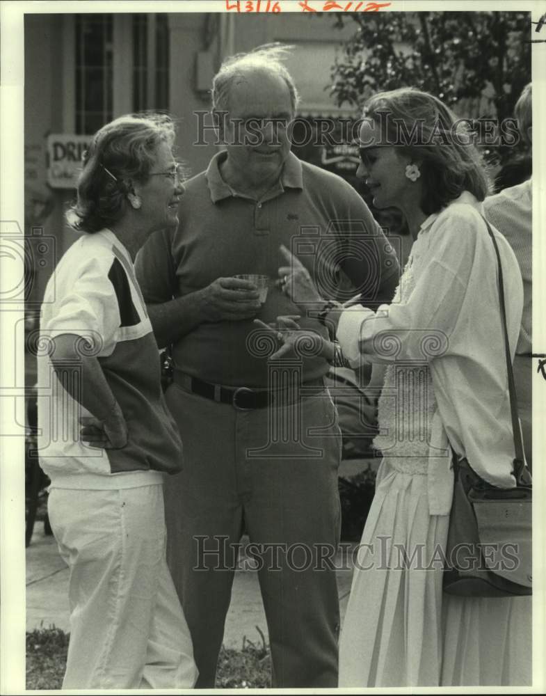 1988 Marjory and Guy Lyman with friend visit at Sophie Wright Park - Historic Images