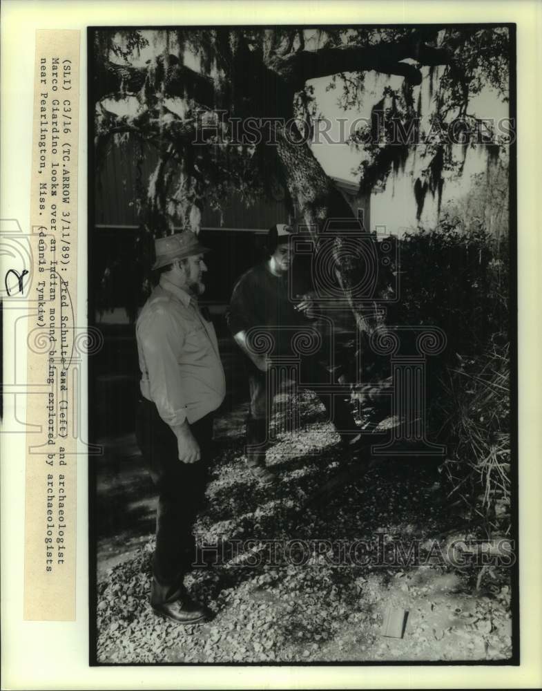 1989 Press Photo Fred Schulte and Marco Giardina look over Indian mound- Historic Images