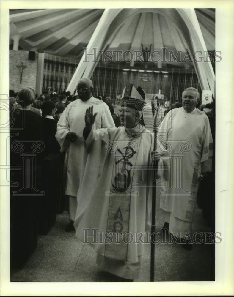 1996 Archbishop Francis Schulte Blesses Congregants After Mass - Historic Images