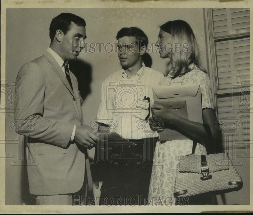 1967 Tom Wright welcomes Loyola freshmen at orientation program - Historic Images