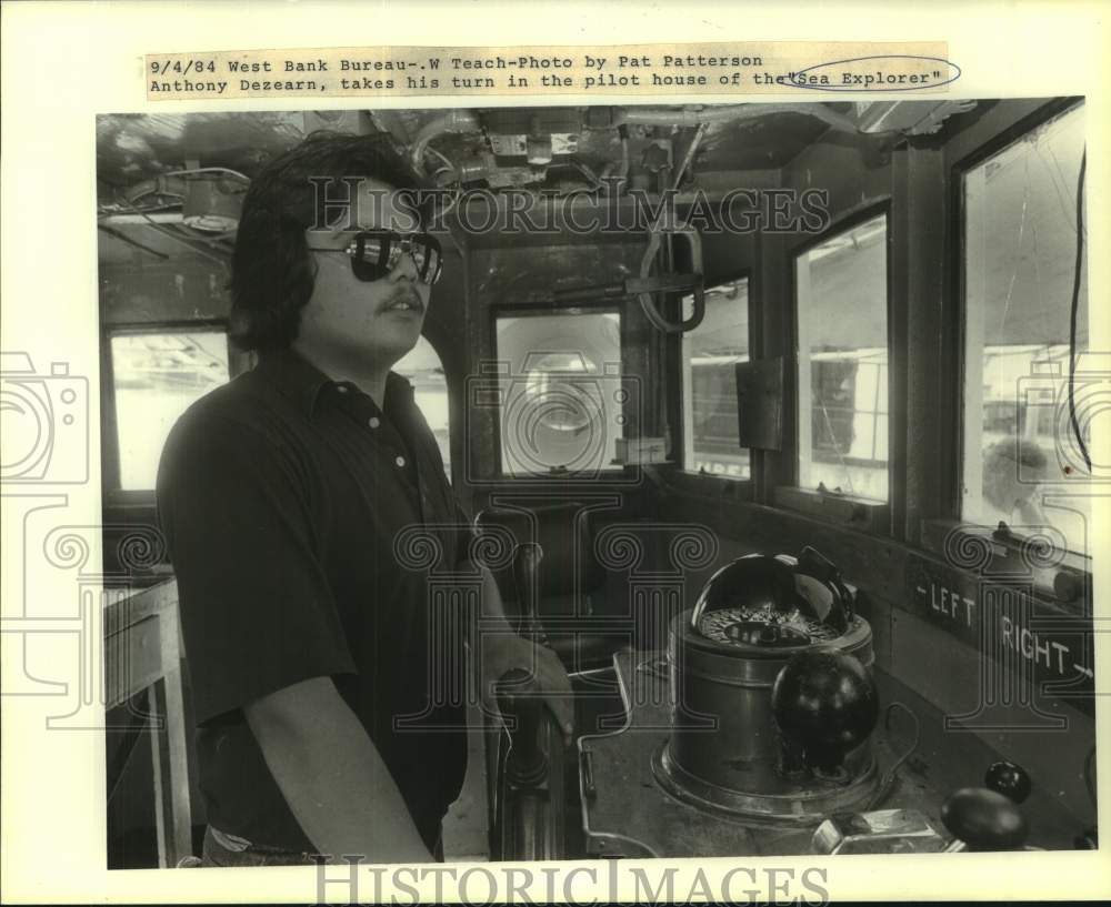 1984 Press Photo Anthony Dezearn pilots &quot;Sea Explorer.&quot; - Historic Images