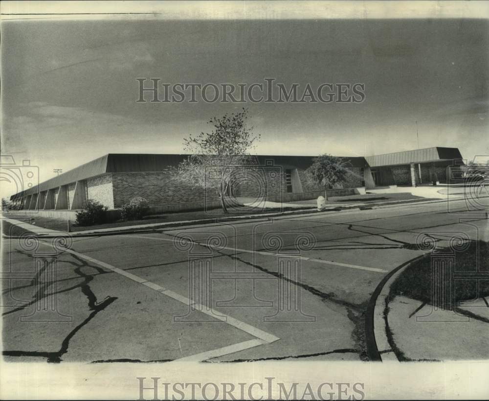 1974 De Bore school, 5100 Cannes, New Orleans area - Historic Images