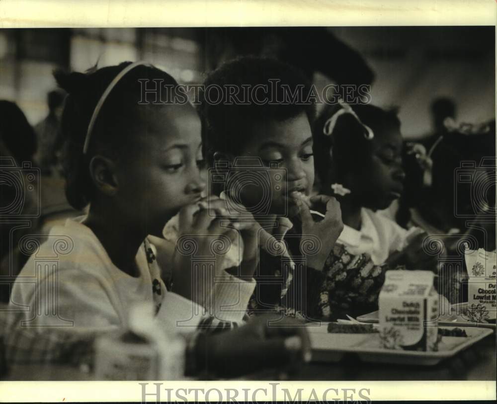 1981 Students eat lunch in school - Historic Images