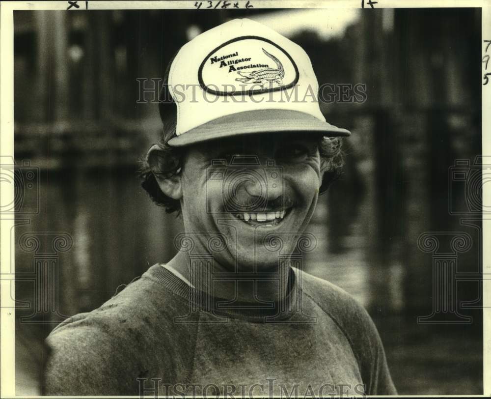 1981 Press Photo Trapper Kevin Loupe sports National Alligator cap - Historic Images