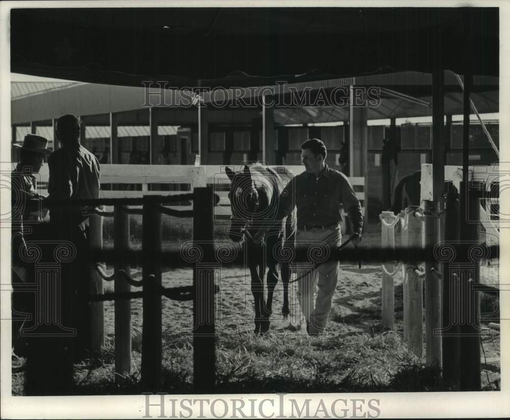 1968 Press Photo James W. Erwin with Horse for Auction, Covington, Louisiana - Historic Images