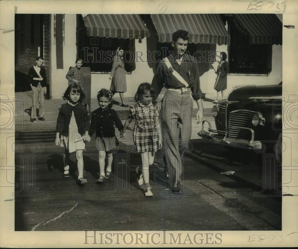 1948 Press Photo Washington School Junior patrolman assists kindergartners- Historic Images