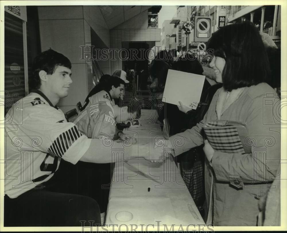 1987 Press Photo Clemson football star Jim Riggs shakes Japanese girl&#39;s hand - Historic Images