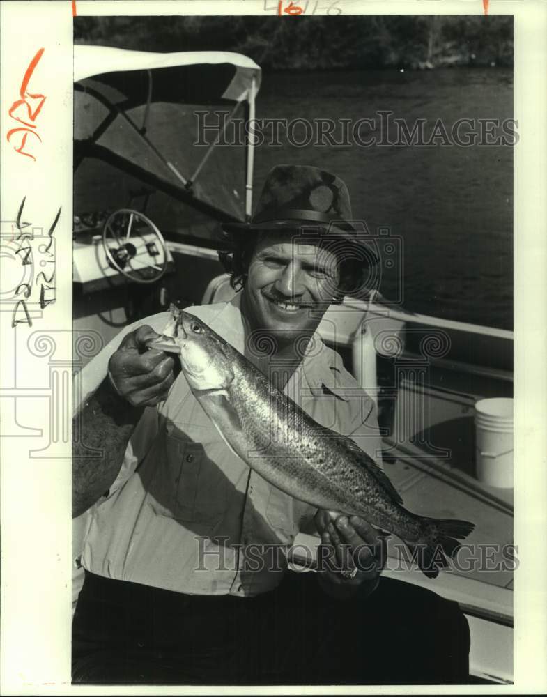 1986 Press Photo Stu Scheer shows off one of the surprising specks - noc39708- Historic Images