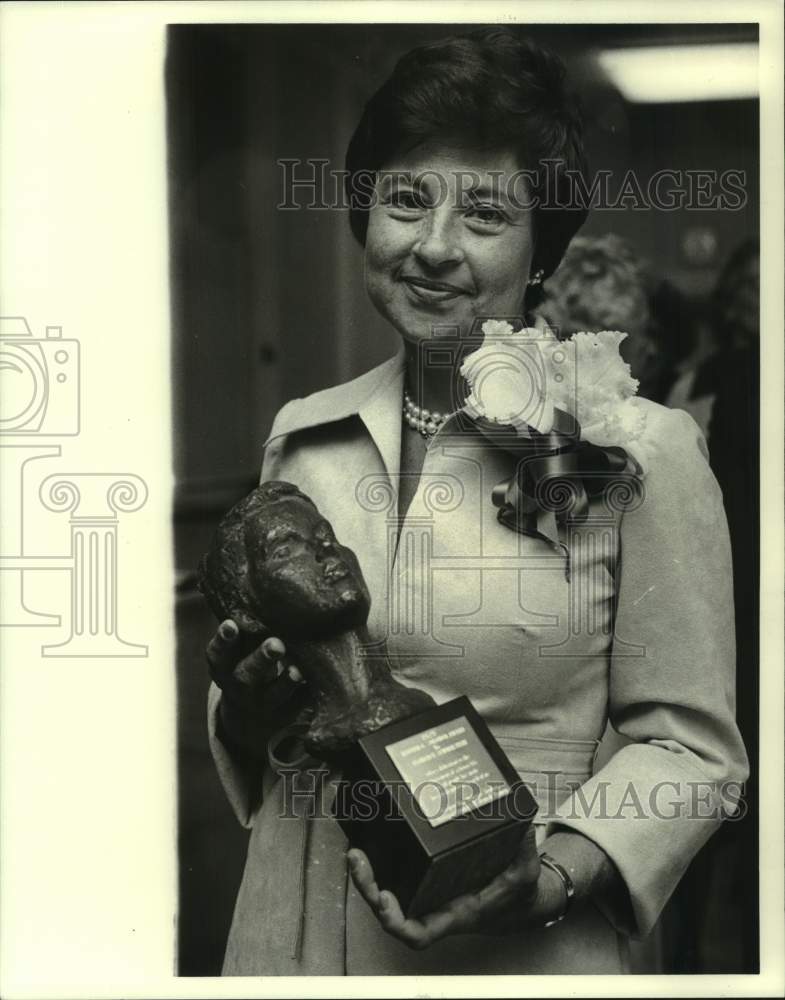 1979 Florence Schornstein gets New Orleans Jewish Women award - Historic Images