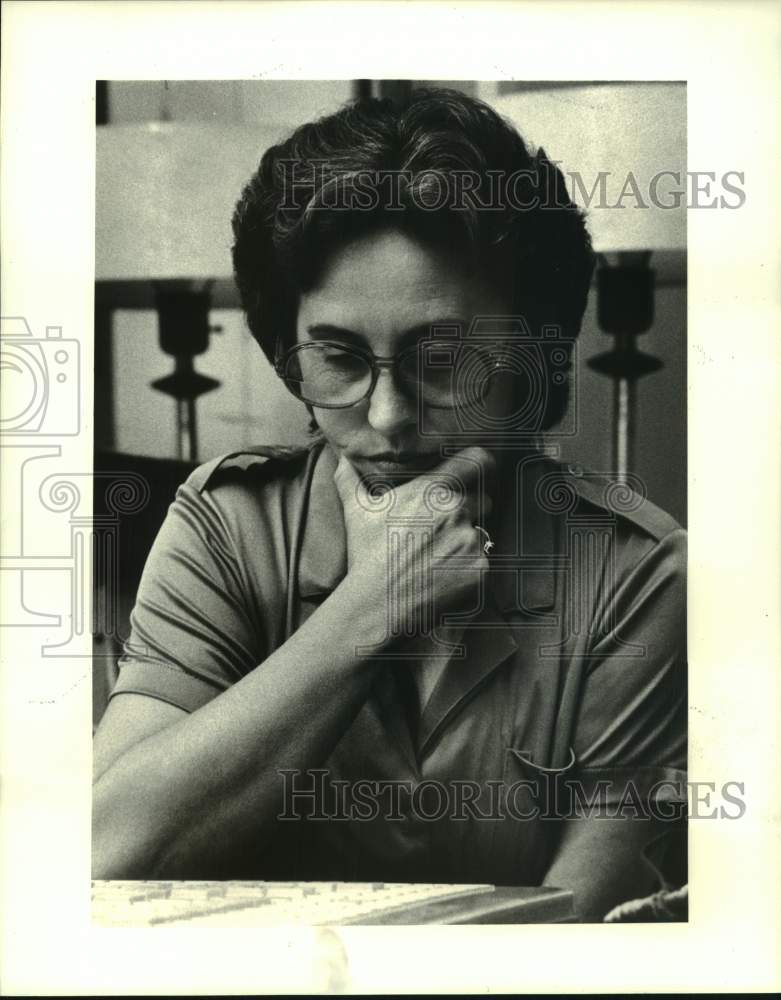 1982 Press Photo Dolores Sheets ponders her possible plays in Scrabble Club game- Historic Images