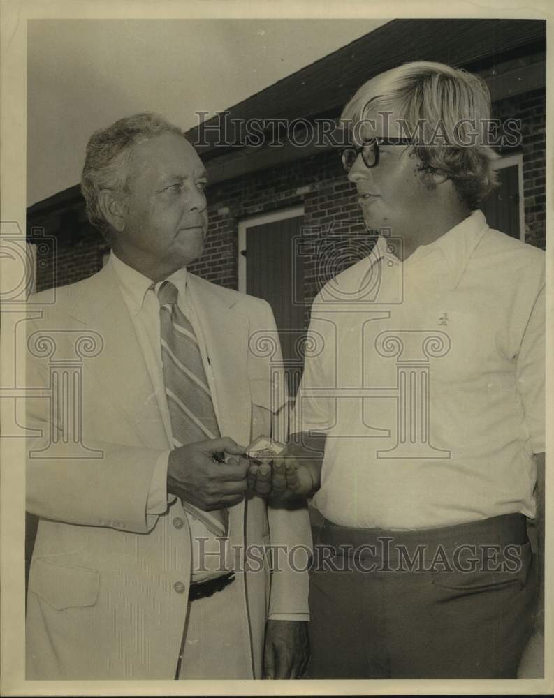 1971 Press Photo Raymond Salmen presents Golf award to Larry Griffin, City Park - Historic Images