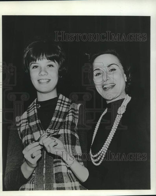 1964 Press Photo Jeanine Zavrel, Miss Teenage America with Abigail Van Buren - Historic Images