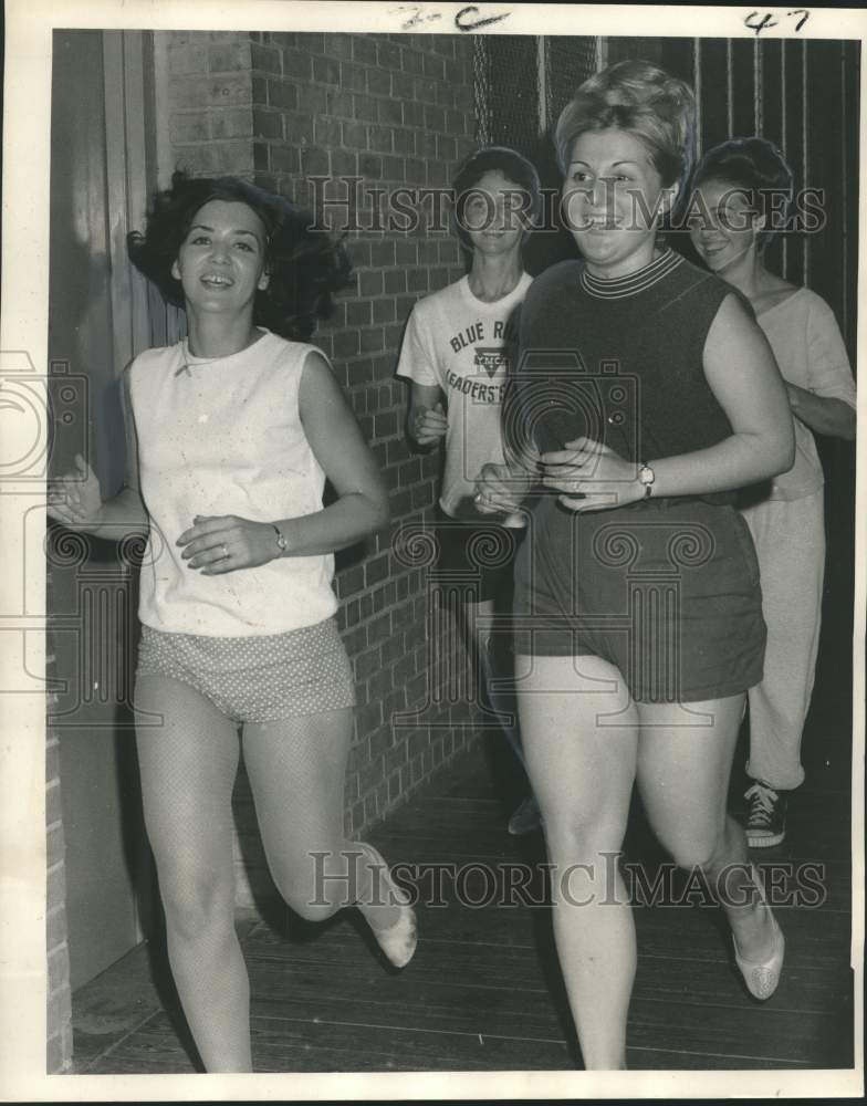 1968 Press Photo Kathy Saacks, Kathleen Tauzier run in Christian Association Gym- Historic Images