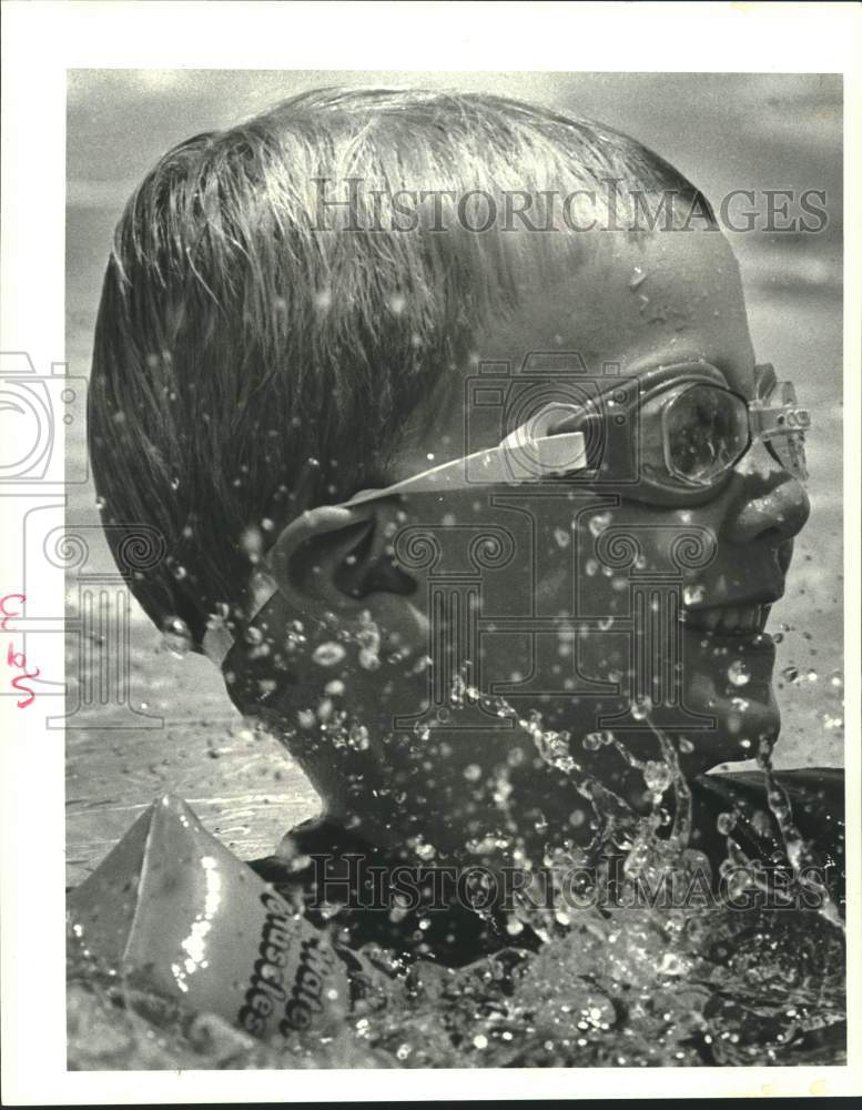 1988 Press Photo Jordan Goynes splashes in YMCA Pool off Houma Blvd. in Metairie - Historic Images
