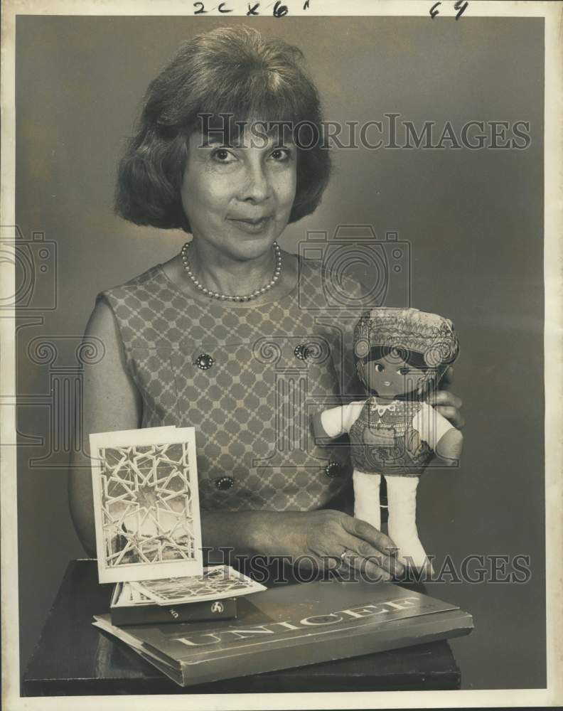 1974 UNICEF official Rose Wood in New Orleans for annual card sale - Historic Images