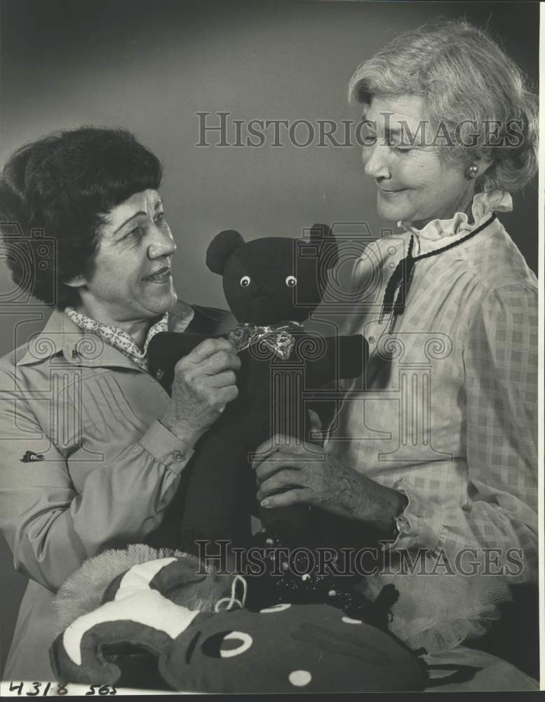 1981 Mmes. Orin Gum and Ford Reese with Women&#39;s Arthritis sale items - Historic Images