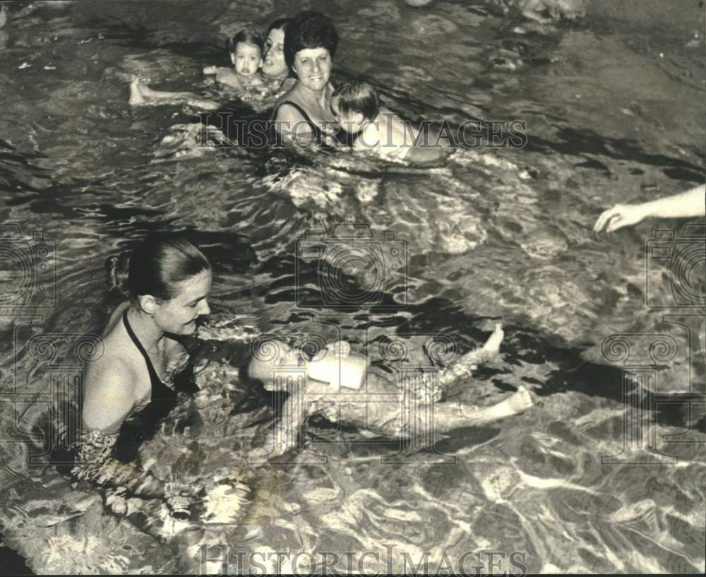 1981 Press Photo YMCA Aquatots Swimming Class - noc40990- Historic Images