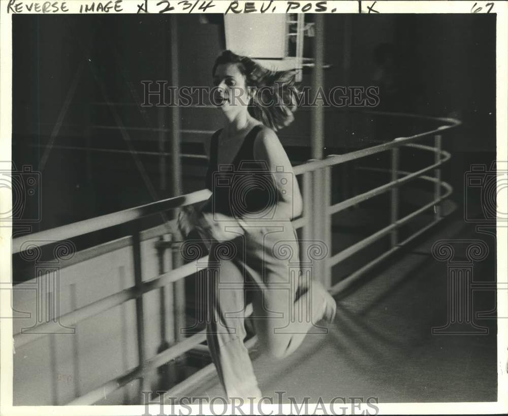 1979 Press Photo YMCA - Woman Jogs on Indoor Track, New Orleans - noc41042 - Historic Images