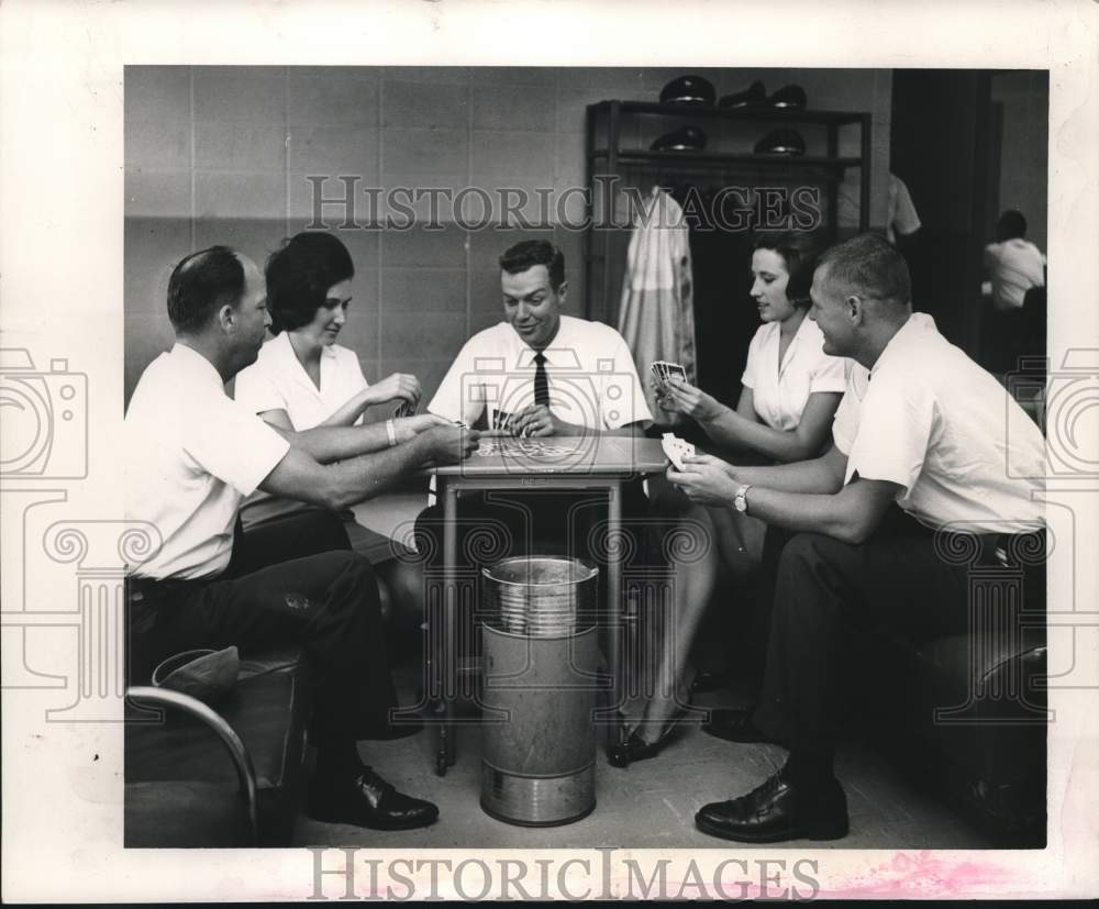 1964 Press Photo Card games pass time at airport while waiting for flights - Historic Images