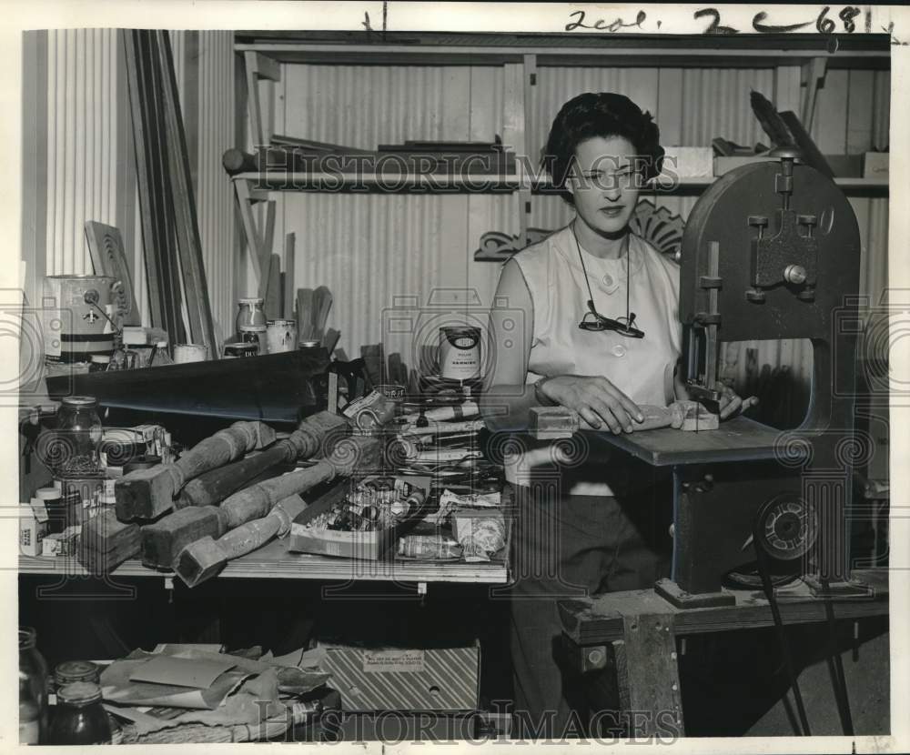 1963 Press Photo Artist Jesselyn Benson Zurik prepares wood for sculpture - Historic Images