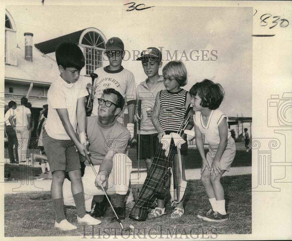 1970 Press Photo Golf pro Jimmy Self instructs junior golfers at Bayou Barriere - Historic Images
