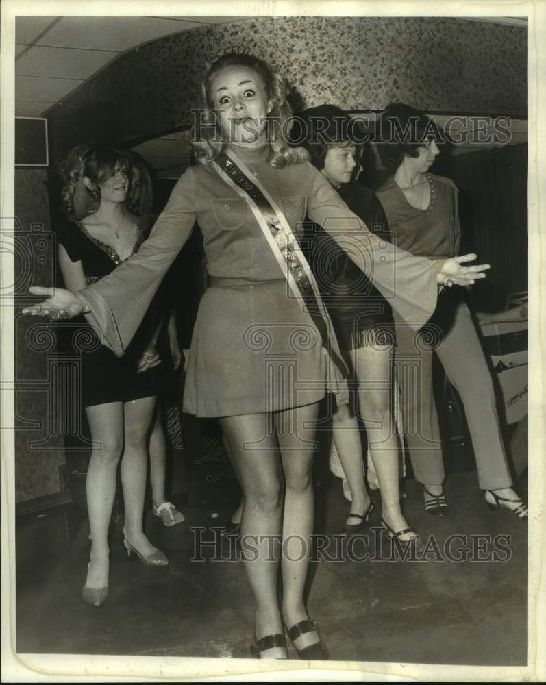 1969 Press Photo Wanda Sells Wins Miss Barmaid at the Downs Lounge - noc41784 - Historic Images