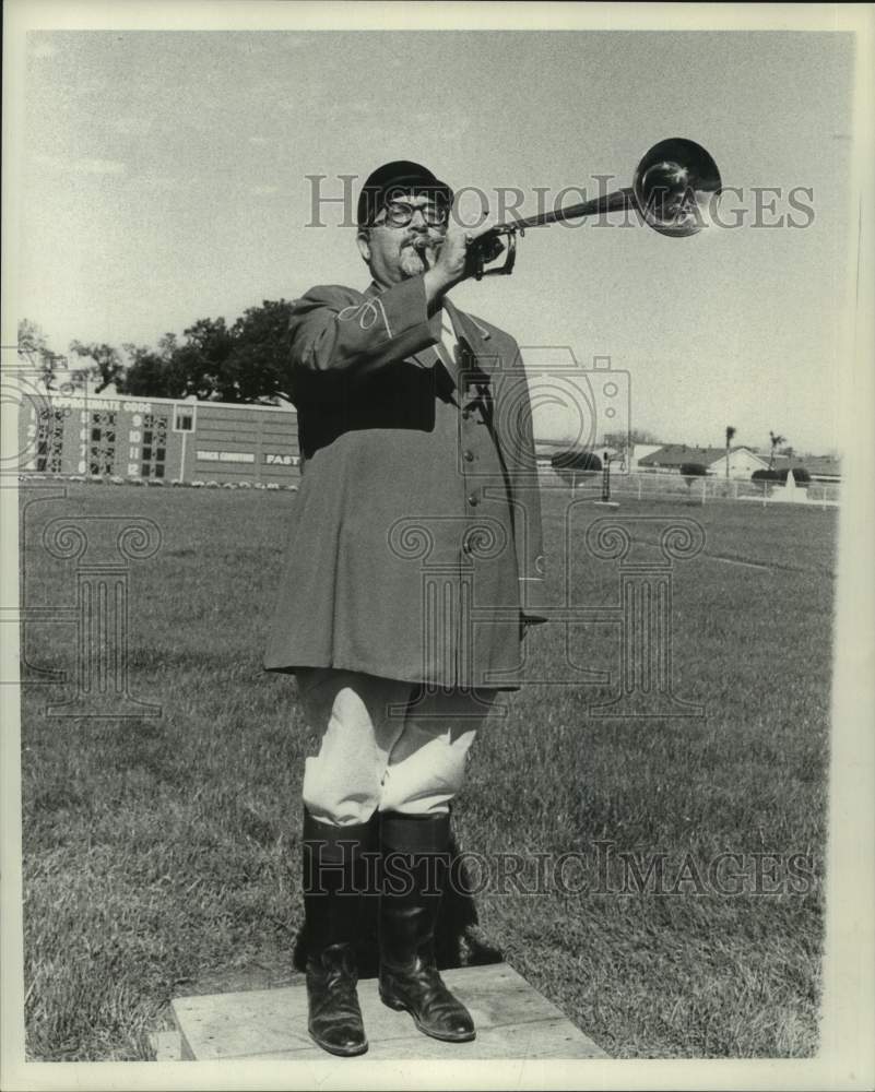 1973 Press Photo Charlie Young, fairground bugler at the Fair Ground.- Historic Images