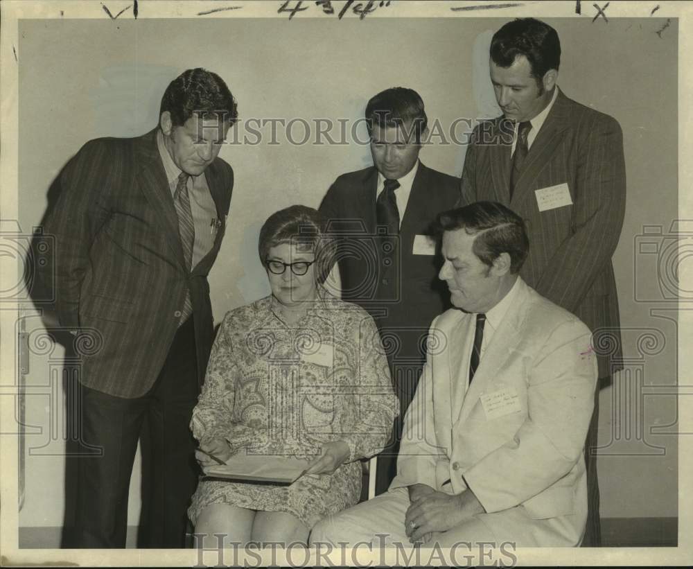 1972 Mrs. Norbert Sand with grocery representatives discuss WAC - Historic Images