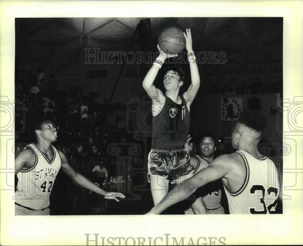 1990 Press Photo Sergey Zacepin of St. Amant drives through basketball players - Historic Images