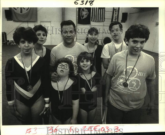 1988 Press Photo Special Olympics gymnastics teacher Ted Zeringue with students- Historic Images