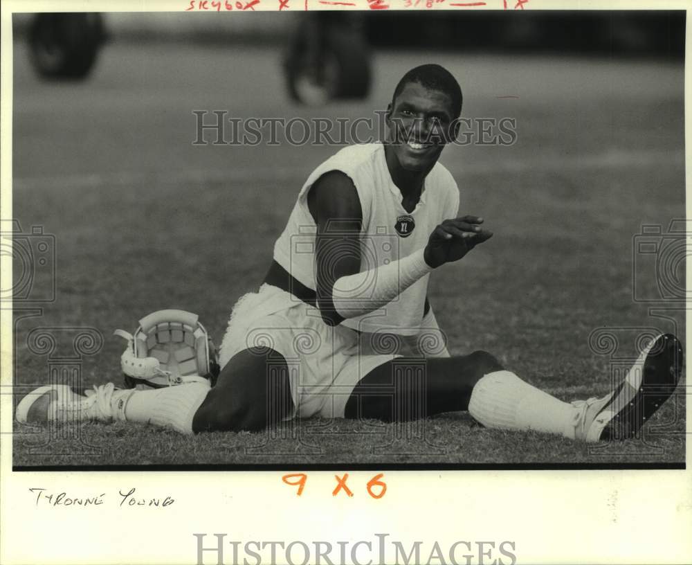 1983 Press Photo Saints wide receiver Tyrone Young at football practice - Historic Images