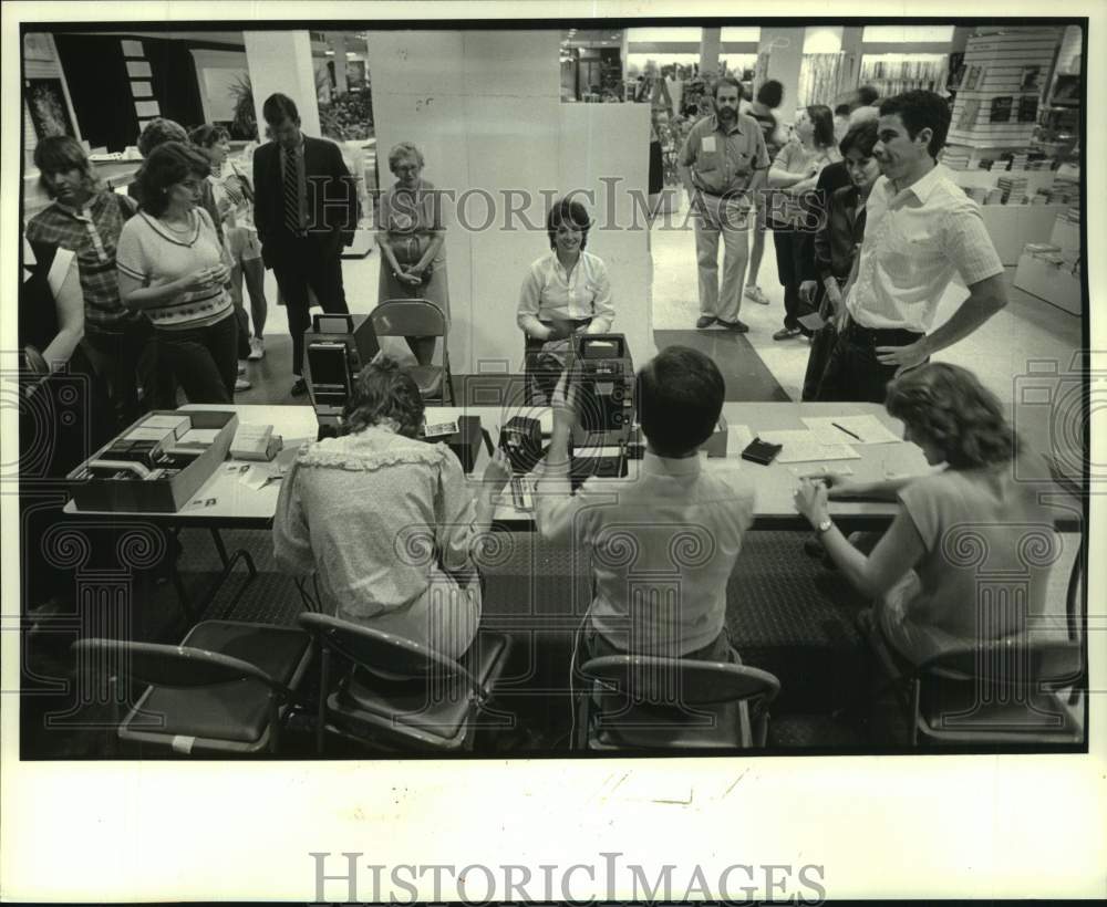 1984 Press Photo Louisiana World&#39;s Fair passports processed. - noc42961- Historic Images